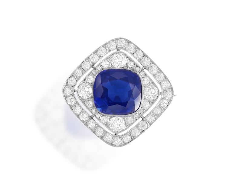 Cushion-shaped Kashmir sapphire brooch