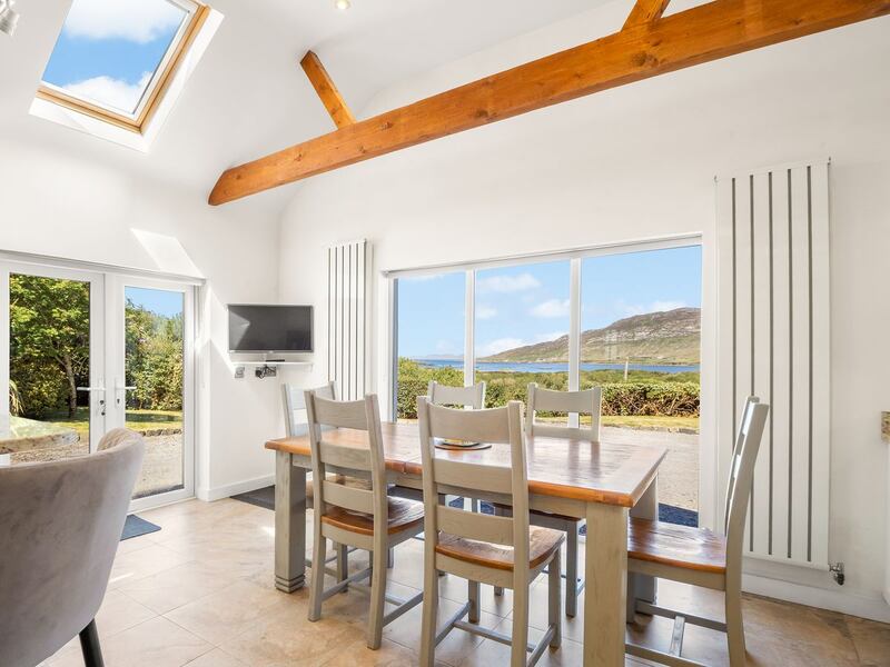 Inish Reach: Dining area