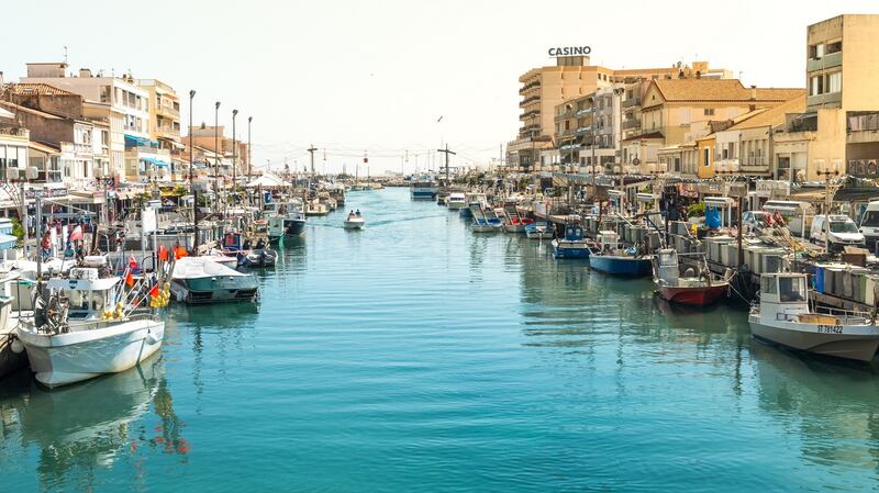 Palavas-les-Flots: lakes are crossed by the river Lez and seafood restaurants serve al fresco in January.