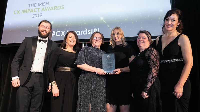 Siobhan Mallen, The CX Company presents the CX Impact in Digital award to The Passport Service team, Department of Foreign Affairs and Trade.