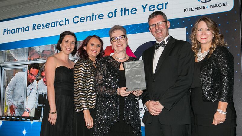 Ann McGee, Manging Director, McGee Pharma International presents the Pharma Research Centre of the Year award to the Synthesis and Solid State Pharmaceutical Centre team