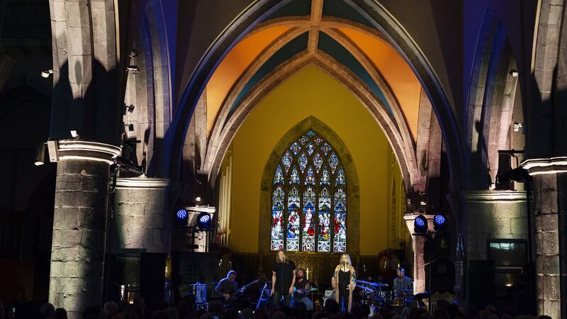 Robert Plant and Suzi Dian led an acoustic trio of musicians in Saving Grace