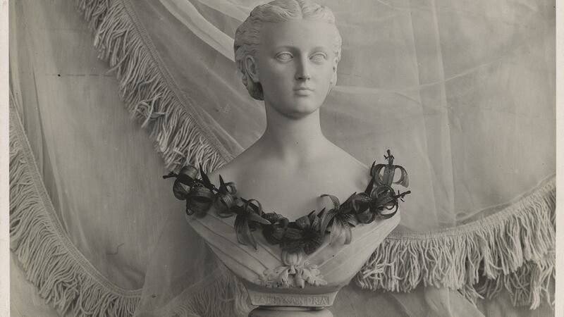 Coronet and necklace of flowers.