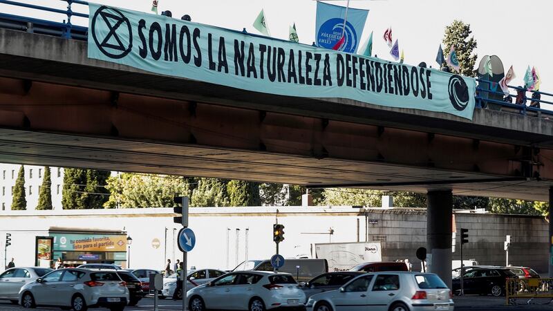 Some 300 activists  block the traffic in a flyover in downtown Madrid. Photo: EPA/Emilio Naranjo