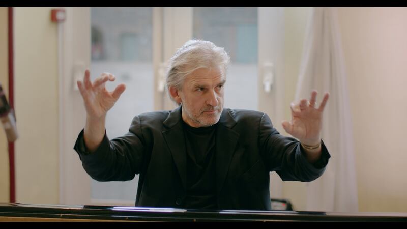 Barry Douglas directing from the piano.