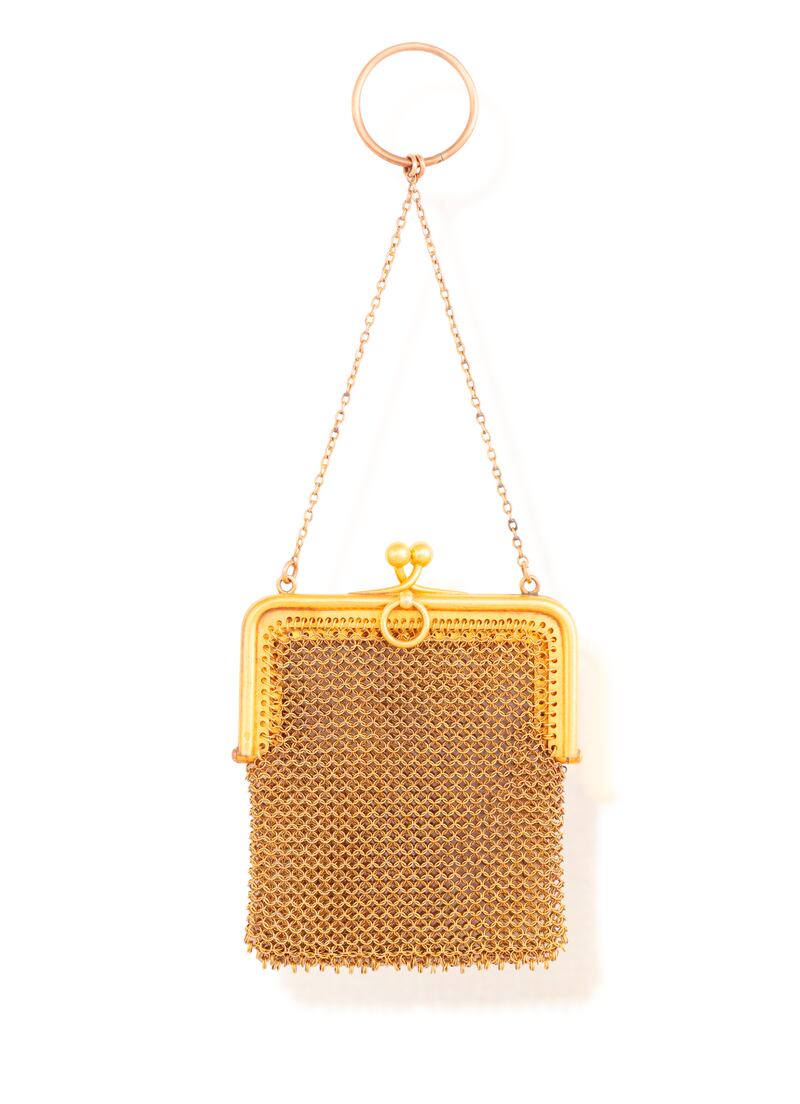 An 18-carat gold small mesh bag (€2,000-€3,000) at Adam's 