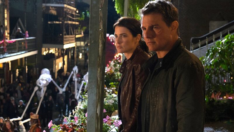 Cobie Smulders and Tom Cruise in Jack Reacher: Never Go Back