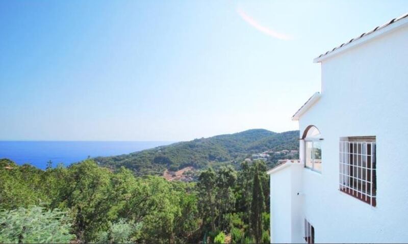€370,000: Mas Mató sea views