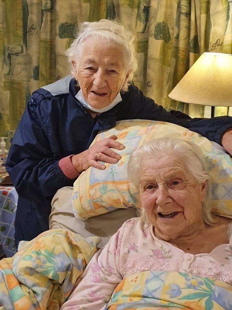 Marie Brennan (right) pictured with her twin sister, who has been fully vaccinated.