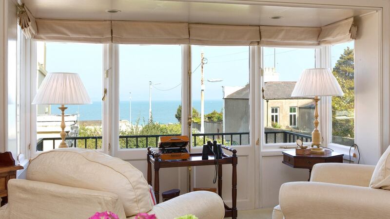 The property has sea views from the livingroom