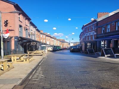 In Derry, whether in bars, restaurants, shops or museums, you will find locals eager to chat with you