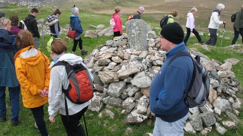 Turas Cholm Cille. grianghraf: oideas gael