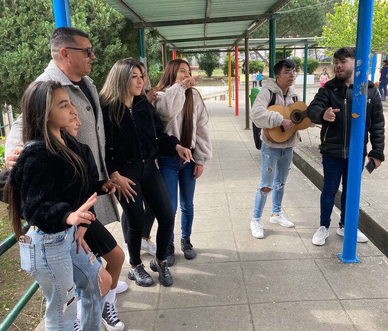 José Fernandes with students at the Mário de Sá Carneiro school. Photograph: Aisling Redden