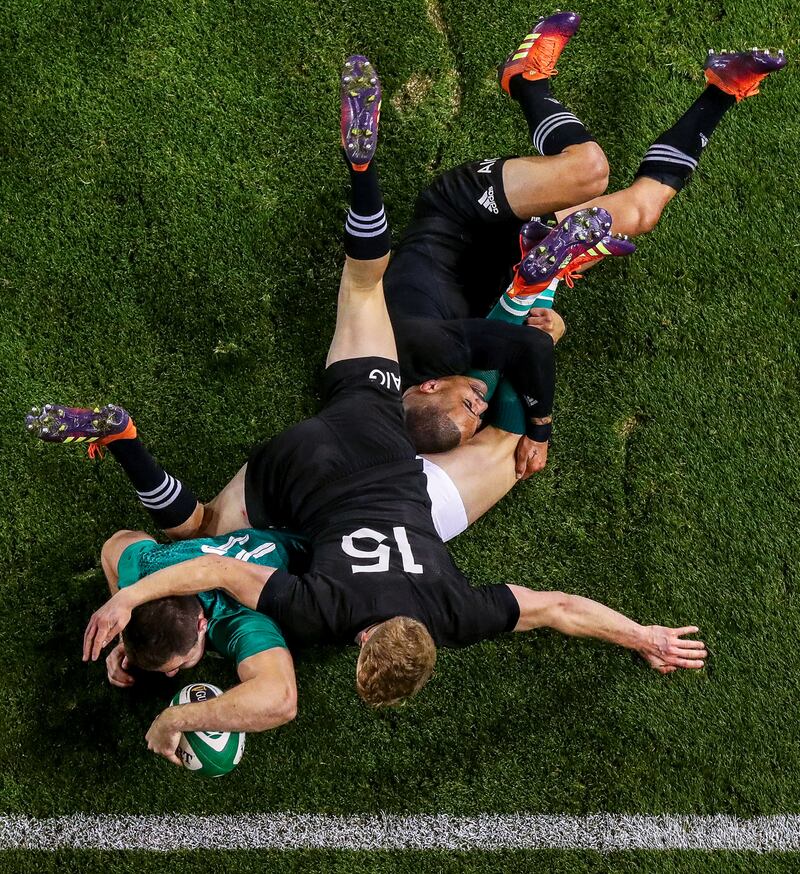 Guinness Series, Aviva Stadium, Dublin 17/11/2018Ireland vs New Zealand All BlacksIreland’s Jacob Stockdale scores a try despite Damian McKenzie and Aaron Smith of New ZealandMandatory Credit ©INPHO/Tommy Dickson