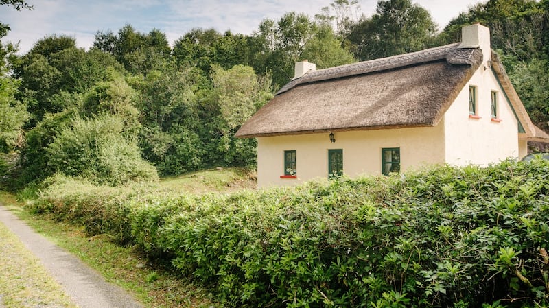 “Likely to find a buyer quickly”: Thatched cottage in Drimnamore, near Sneem, Co Kerry, for sale at €245,000