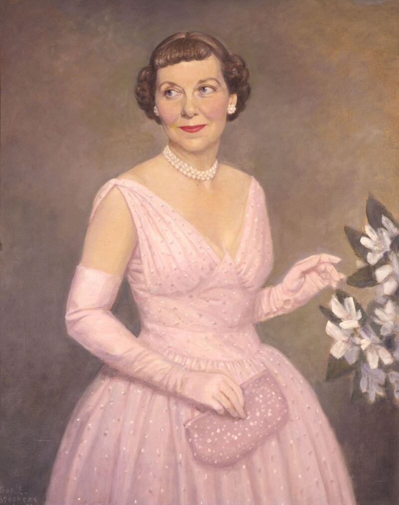 Online features December 2020. Smithsonian Institution virtual exhibition Every Eye Is Upon Me: First Ladies of the United States. Mamie Geneva Doud EisenhowerArtist: Thomas Edgar StephensOil on canvas1959The White HousePhoto courtesy the White House Historical AssociationPress image from Brendan Kelly, Public AffairsSmithsonian, National Portrait Gallery, kellyb@si.edu  | o: 202.633.8299 | m: 202.431.7435 Downloaded from https://www.dropbox.com/sh/ltsb4kllvxyfjtr/AAA3ESH8koZfVrOHakQiKvpLa?dl=0