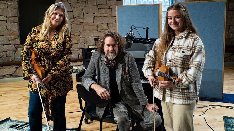 Mairéad Ní Mhaonaigh, Liam Ó Maonlaí agus Nia Byrne.