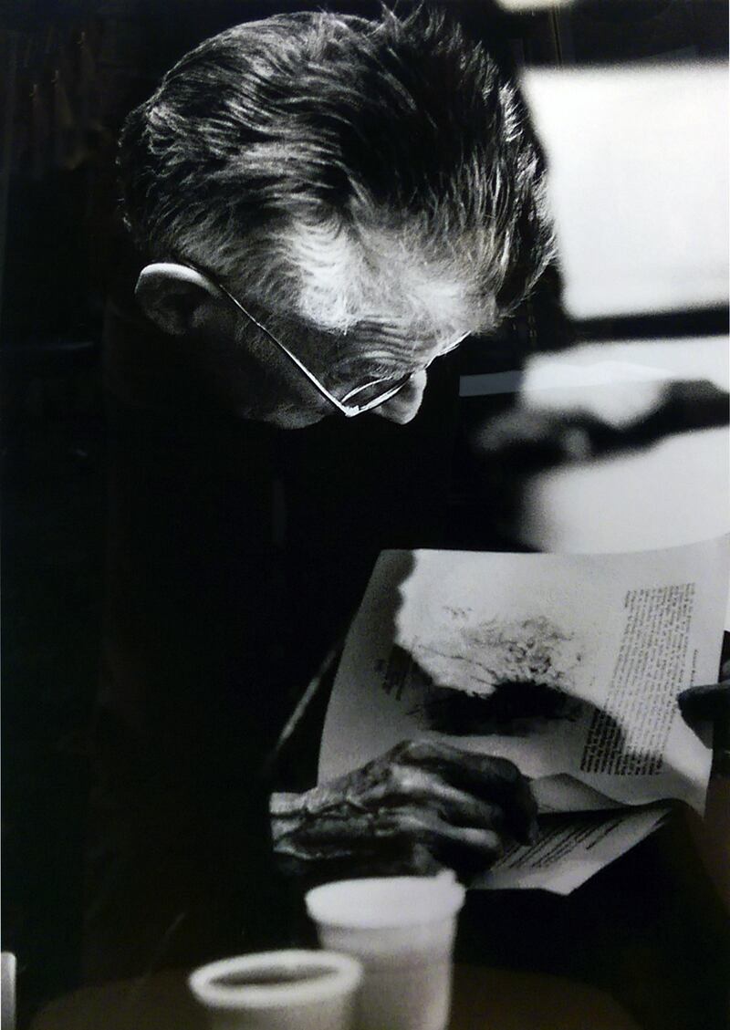 Samuel Beckett in 1984 studying his portrait by Avigdor Arikha