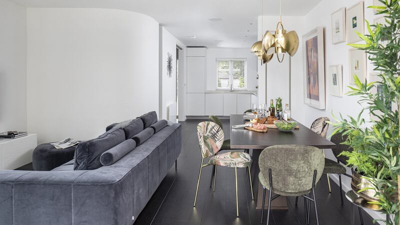 Livingroom/kitchen by Phippa Buckley’s Studio 44