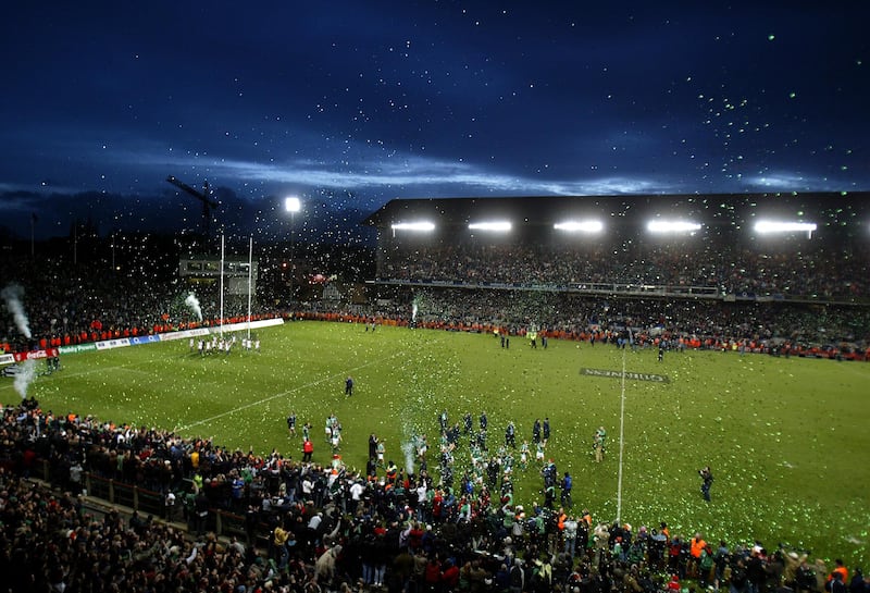The Irish team say goodbye to the old Lansdowne Road in 2006. Photograph: Dan Sheridan/Inpho