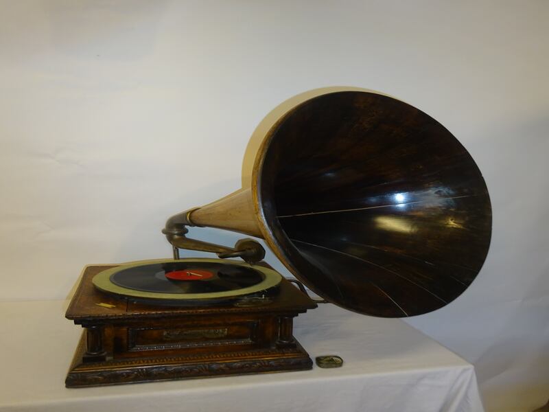 Carved oak cased gramophone with timber horn in working order (€300-€500) in Lynes & Lynes auction