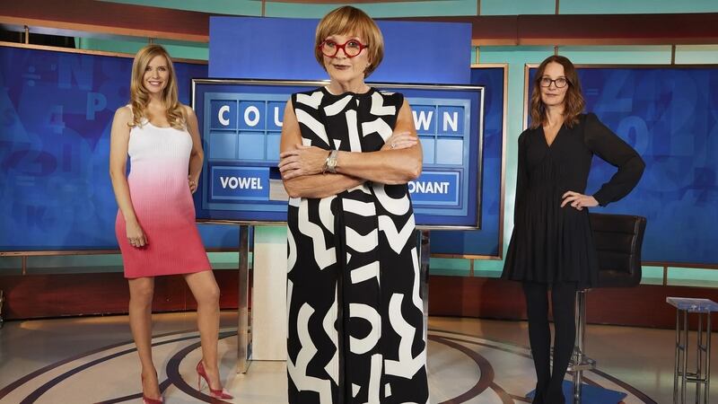 Anne Robinson (centre) in Countdown