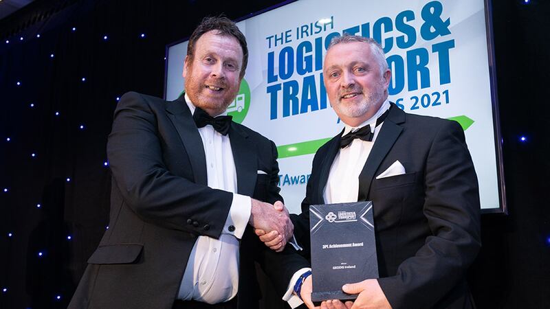 Declan Allen, Judging Co-ordinator, presents the 3PL Achievement Award to Gary O'Connor, GEODIS Ireland.