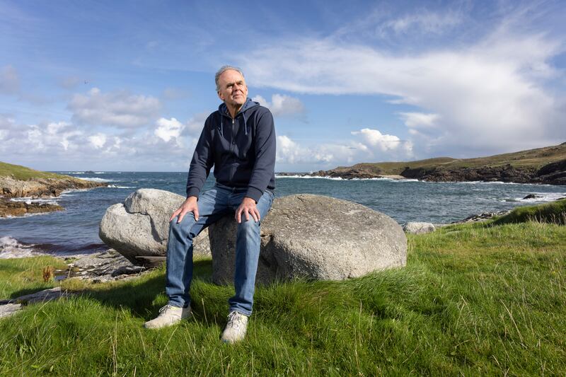 IarAire Gaeltachta Joe McHugh in aice le trá an Dumhaigh, Contae Dhún na nGall. Grianghaf: Joe Dunne