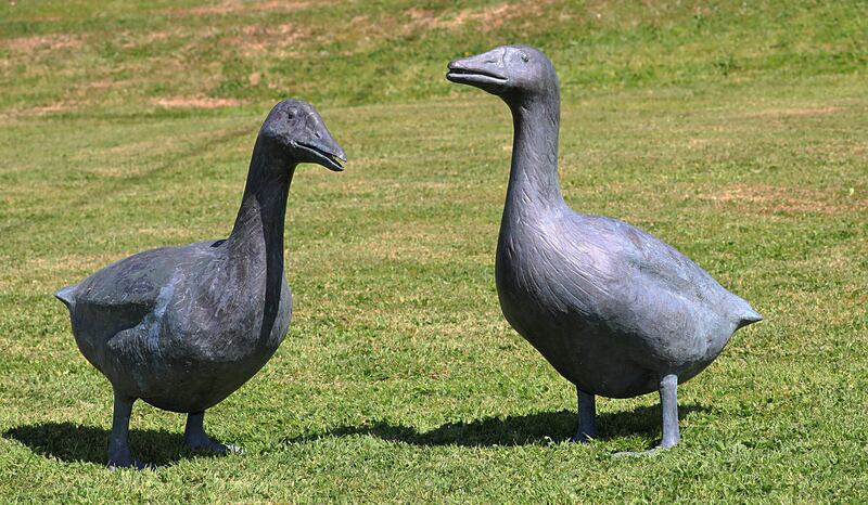 Two bronze geese (€600-€1,200) 