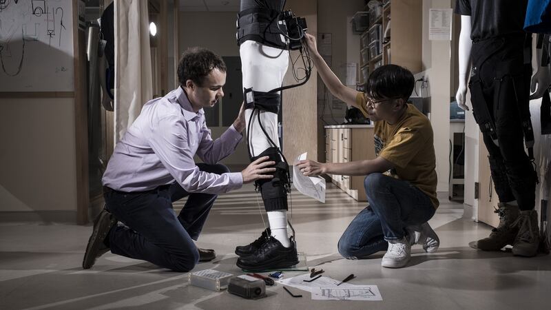 Discussion about a Exosuit between Prof Conor Walsh and Jaehyun Bae, doctorant.