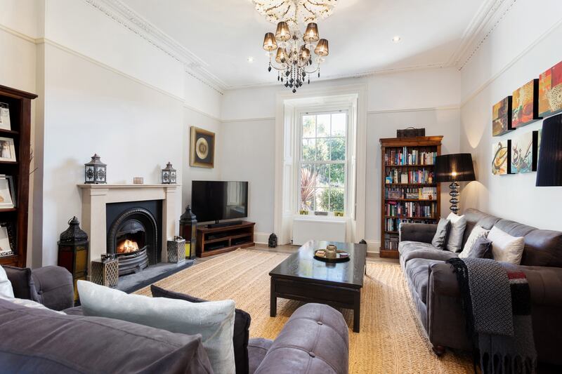 The livingroom has a centre rose on the ceiling. Photograph: Alex Urdaneta