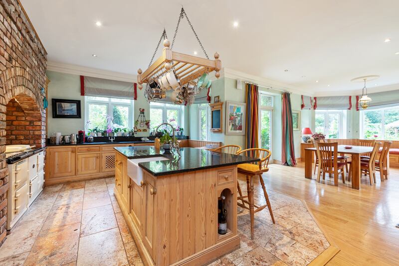 Open-plan kitchen/diningroom