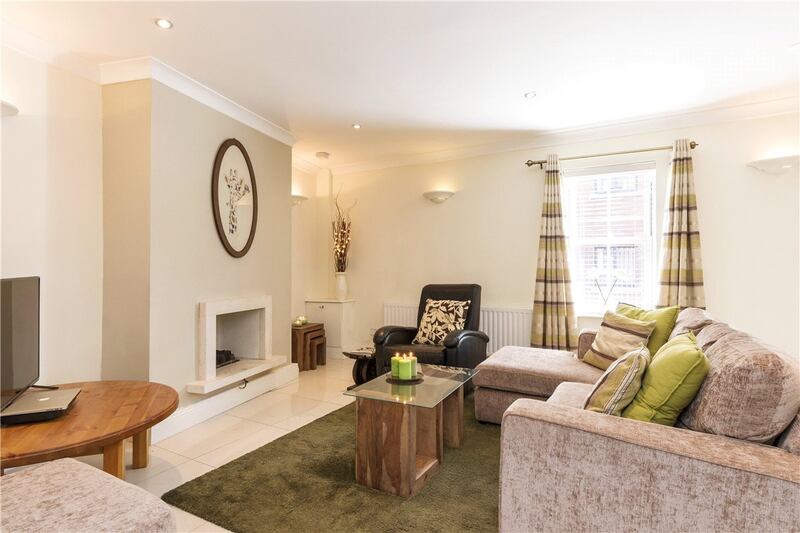 The sittingroom of 9 Bow Bridge