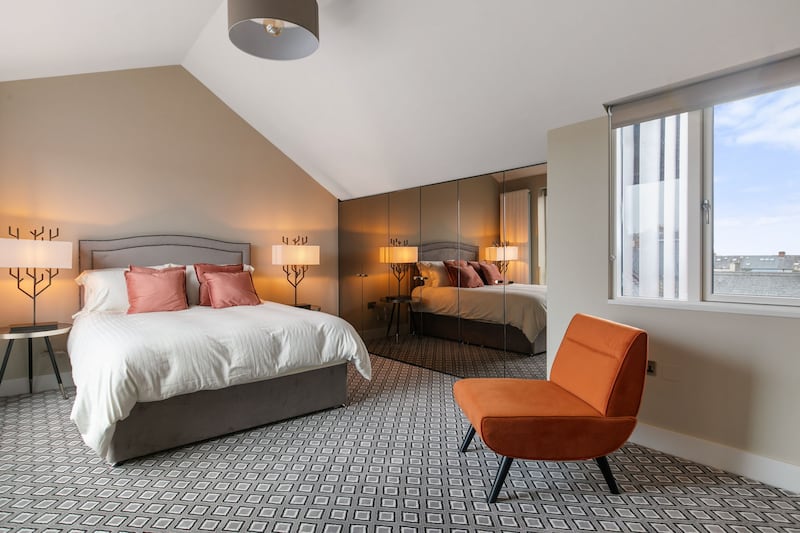 Dual-aspect principal bedroom