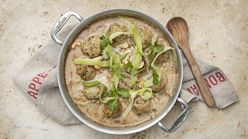 Pork balls with coconut, cucumber and cashew nuts