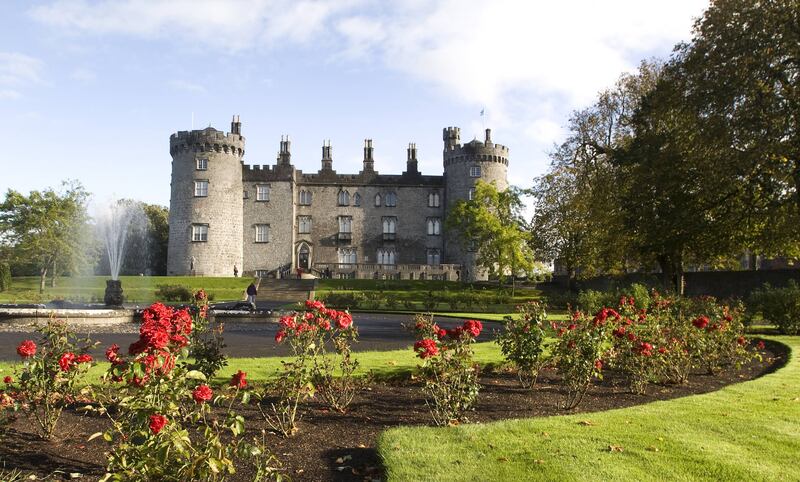 Kilkenny Castle is located in the heart of the bustling city full of medieval atmosphere