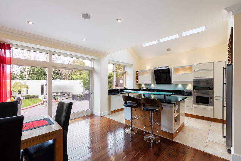 Kitchen/dining room: Keeping the house toasty are the three floors of underfloor heating that give a comfortable thermal environment.
