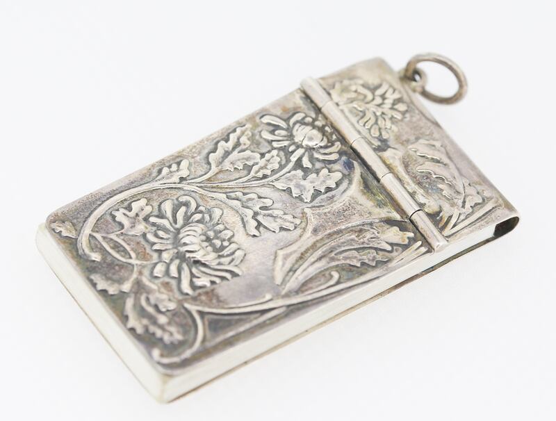 Silver-cased aide-memoire notebook pendant (€40-€70), Matthews