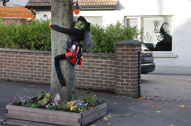 20/10/2021 - FEATURES -  Preparing for Halloween, outside a house on Ardcollum Ave, Artane, Dublin.Photograph: Dara Mac Dónaill / The Irish TimesPhotograph: Dara Mac Donaill / The Irish Times