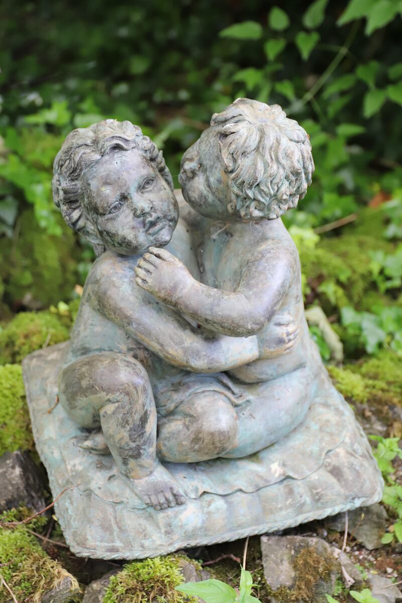 Embracing bronze putti (€600-€900).