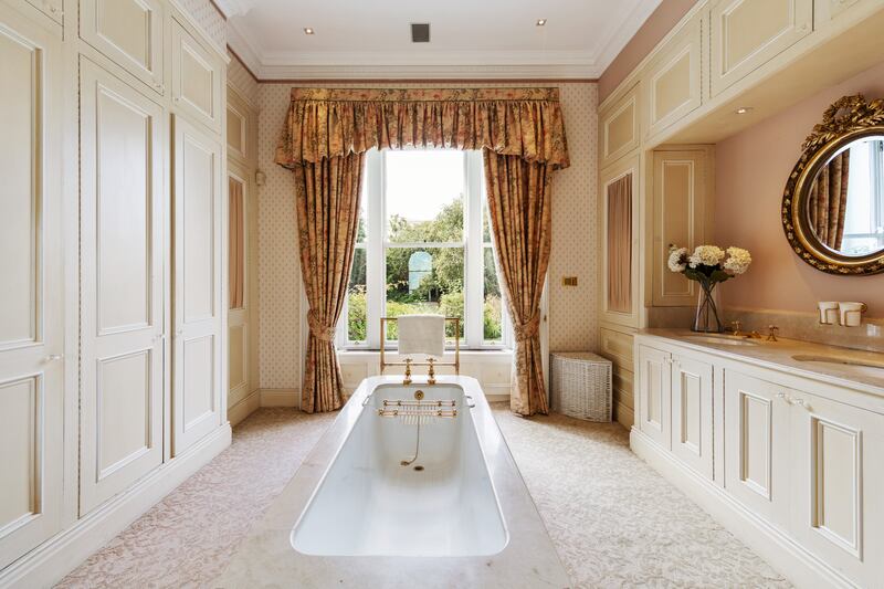 En suite for main bedroom