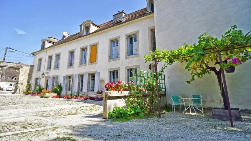 This charming property in Chatillon-dur-Seine dates from the 17th century