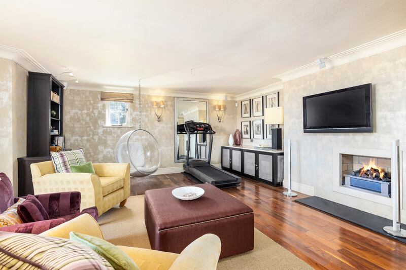 Livingroom or potential sixth bedroom