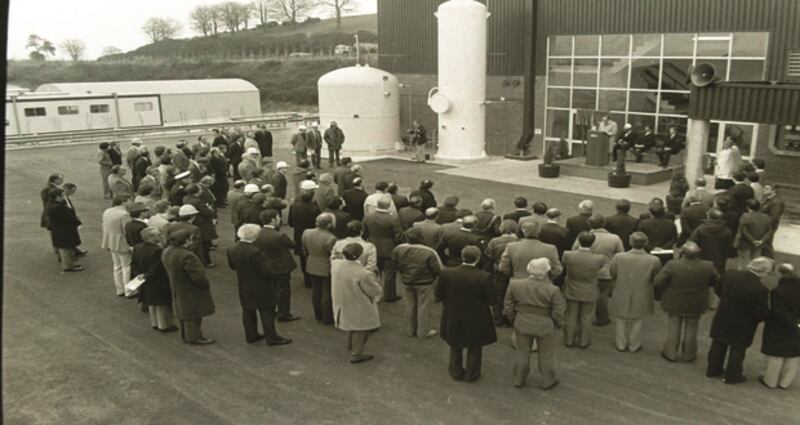 A crowd stands around watching the official opening of OSP2 by Tánaiste Dick Spring in February 1984