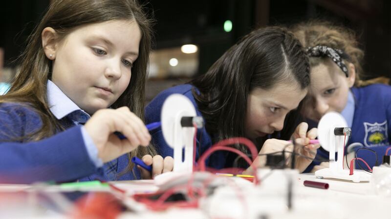 Alex O’Sullivan, with twins Rian and Abby O’Shea, from Scoil Nioclais-Grange in Co Cork enjoy the Cool Planet Experience at 2020’s ESB Science Blast.
Photograph: Andres Poveda & Johnny Bambury / Son Photo