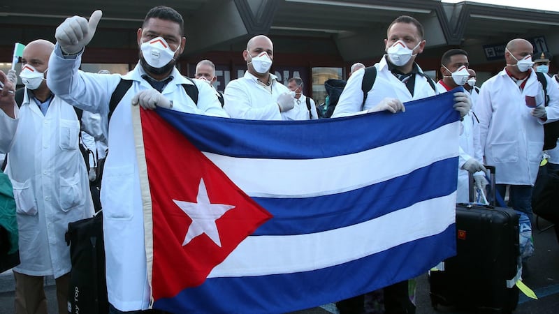 D’eitil buíon 52 dochtúirí agus altraí as Cúba go dtí an Iodáil an tseachtain seo caite le dul chun troda sa chath idirnáisiúnta is déanaí - an cath in aghaidh an víris Cóivid-19 Grianghraf: Matteo Bazzi/EPA