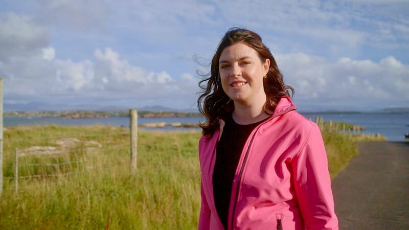 Tugann Áine Ní Bhreisleáin léargas  ar an saol agus ar na pobail atá lonnaithe ar chósta thiar na hÉireann sa sraith nua  ‘An Cósta Thiar’.