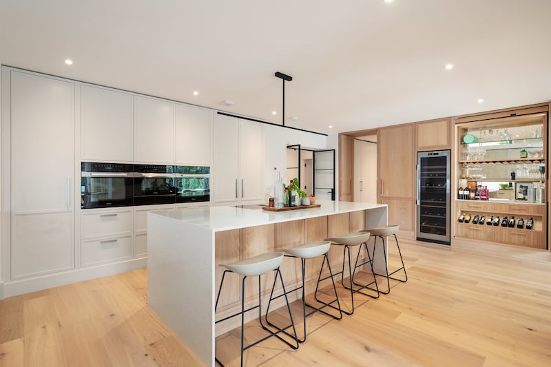 Kitchen with cocktail bar