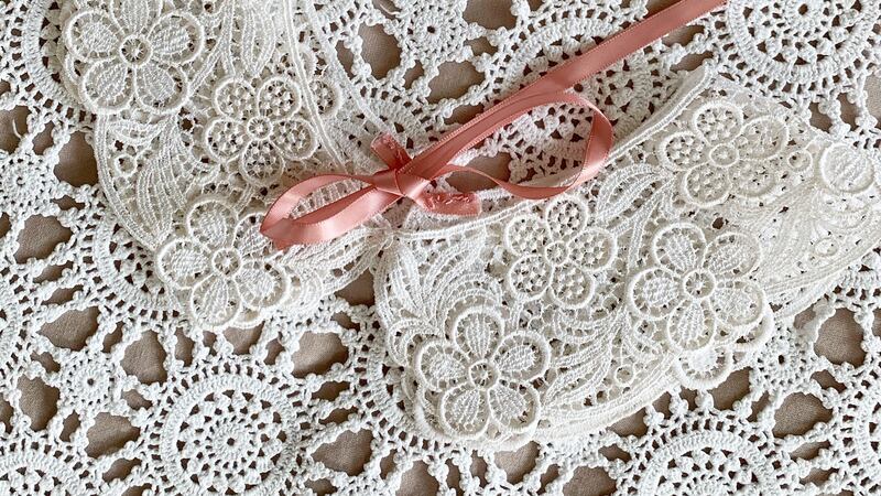 Vintage pink lace collar €29 from bythemoonvintage.com