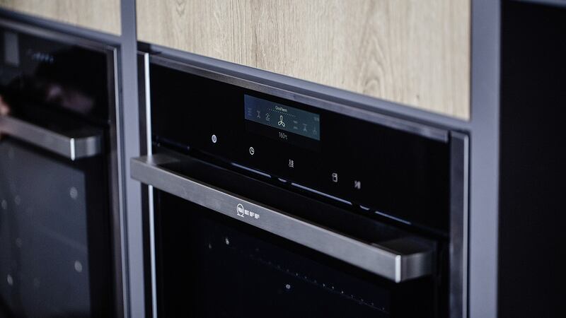 The Neff 90 oven has many features, including Circotherm, only available from Neff, and offers multiple shelf cooking with no intermingling of smells. An integrated meat probe is the best way to cook meat by temperature for great results every time. Plus, the Variosteam function allows you to add steam to your regular cooking.